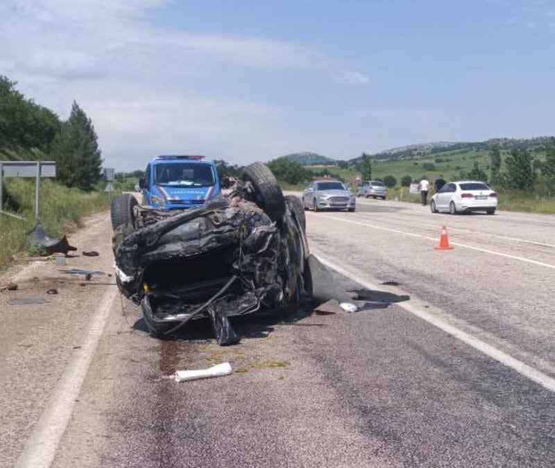 Adıyaman’da otomobil takla attı: Anne ve 3 yaşındaki çocuk yaralandı