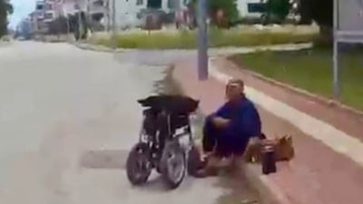 Osmaniye’de akülü sandalyesi bozulan hastaya zabıta yardımı