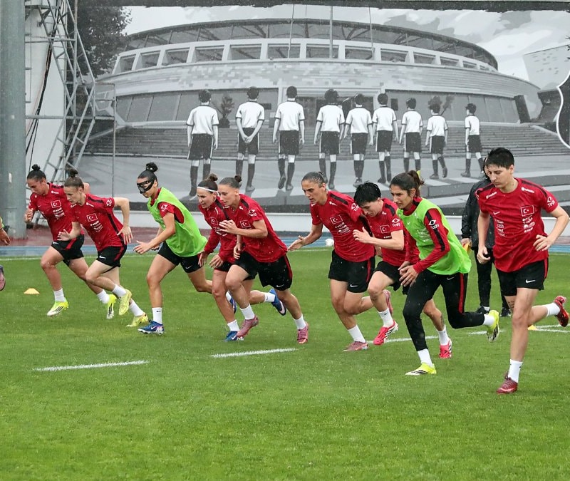 Kadın A Milli Futbol Takımı, Kuzey İrlanda maçı hazırlıklarına başladı