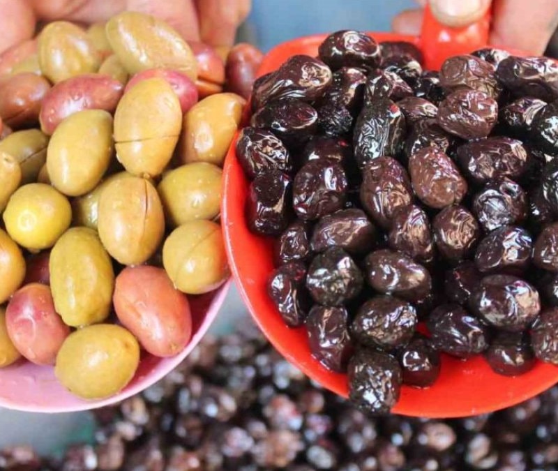 Görenler şaka sandı, tek bir zeytine istediği fiyat hayrete düşürdü