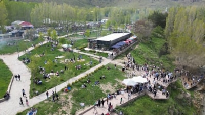 Muradiye Şelalesi bayramda ziyaretçi akınına uğradı