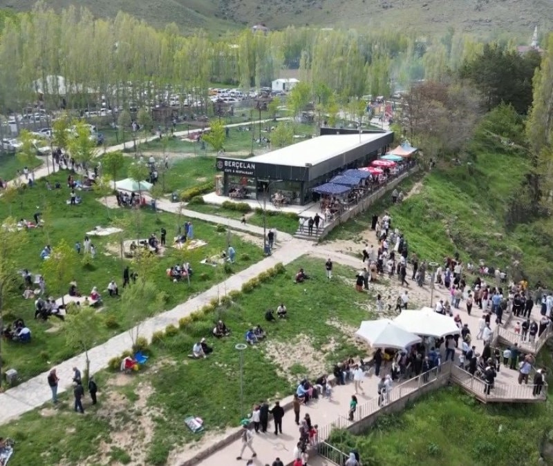 Muradiye Şelalesi bayramda ziyaretçi akınına uğradı