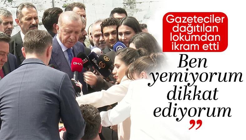 Cumhurbaşkanı Erdoğan, gazetecilerin iadei lokum ikramına "Dikkat ediyorum" dedi