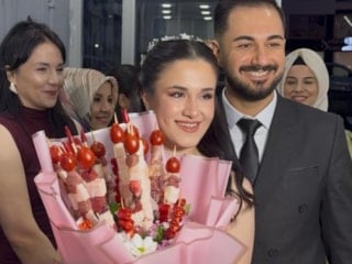 Kahramanmaraş’ta damat, kız istemeye kebap buketiyle gitti