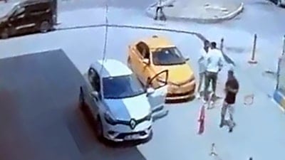 Adana'da trafikte tartıştığı taksiciyi takip edip bıçakladı: O anlar kamerada