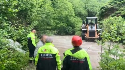 Artvin'de taşan dere, 4 çay işçisini mahsur bıraktı