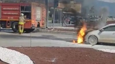 Hatay'da seyir halindeki otomobil alev alev yandı