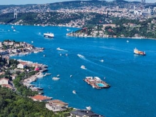 İstanbul Boğazı'nın turkuaz görüntüsü görenleri mest ediyor