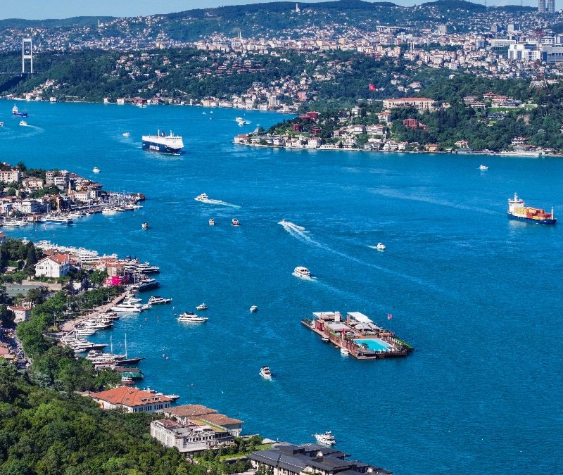 İstanbul Boğazı'nın turkuaz görüntüsü görenleri mest ediyor