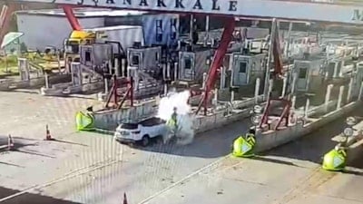 Tekirdağ'da otoyol bariyerlerine ok gibi saplanan araçtaki çifti ölüm ayırdı