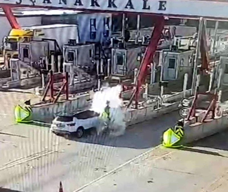 Tekirdağ'da otoyol bariyerlerine ok gibi saplanan araçtaki çifti ölüm ayırdı