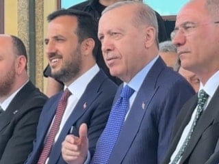 Cumhurbaşkanı Erdoğan, Azerin’in seslendirdiği “Türkler Geliyor” şarkısına eşlik etti