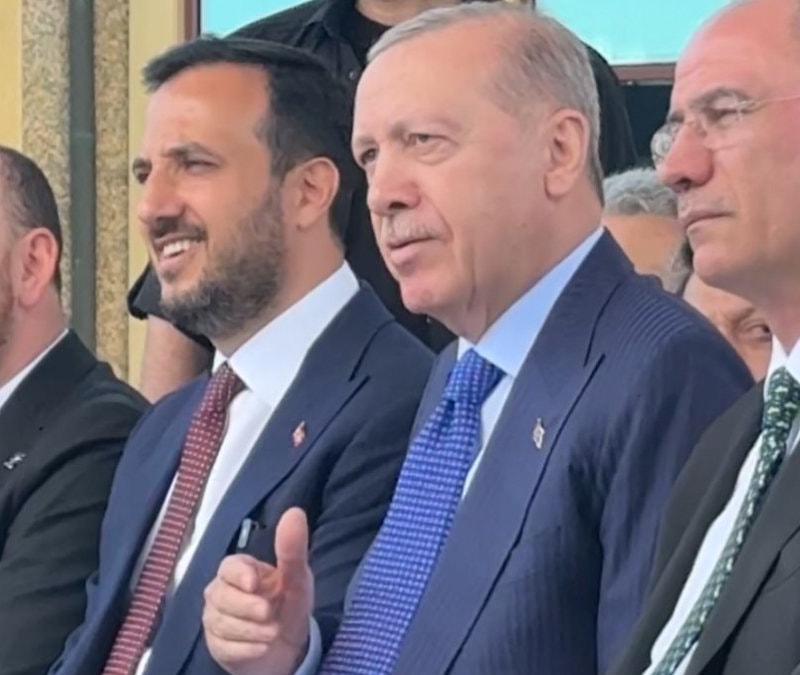 Cumhurbaşkanı Erdoğan, Azerin’in seslendirdiği “Türkler Geliyor” şarkısına eşlik etti