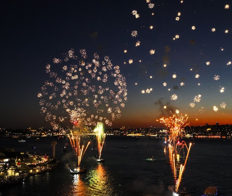 İstanbul'da havai fişek gösterisi boğazı aydınlattı