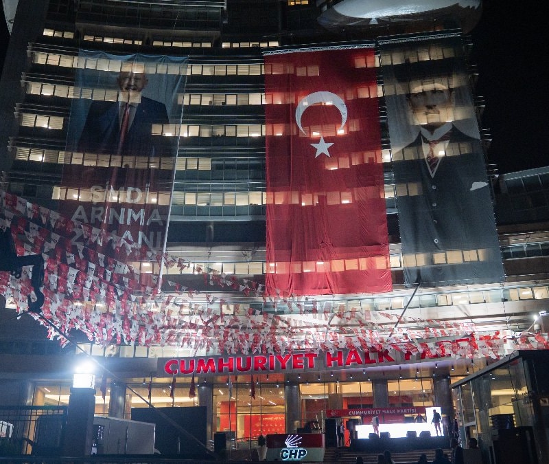 CHP Genel Merkez binasına Kemal Kılıçdaroğlu'nun posteri asıldı
