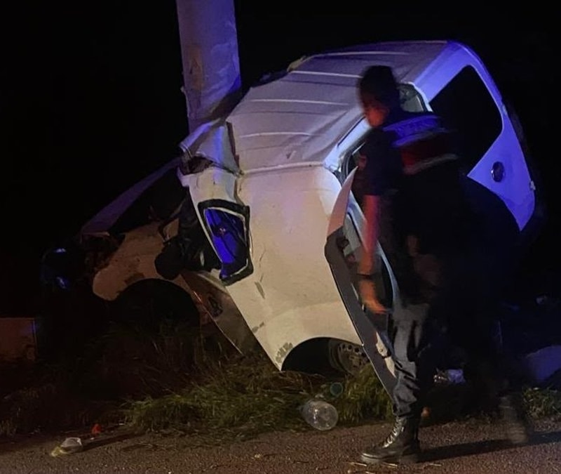 Isparta'da direğe çarpan araçtaki 2 kişi öldü