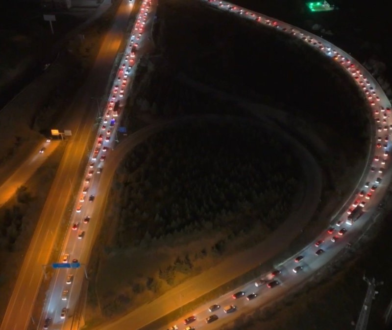Bayram dönüşü trafiği başladı: Araç kuyrukları kilometrelerce uzandı