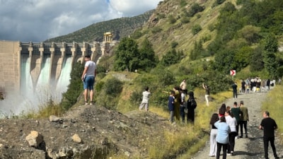 Karakaya Barajı'nda su tahliyesi büyüledi: Vatandaşlar seyir için akın etti