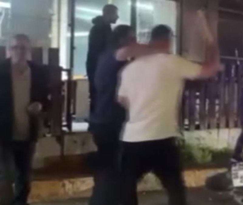 Pendik'te sokak ortasında tekmeli sopalı kavga kamerada