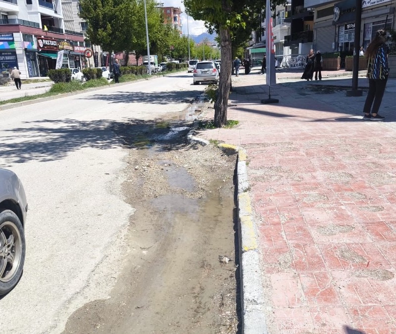 Van'da tarihi İskele Caddesi, altyapı çalışmalarıyla 'çile yoluna' dönüştü
