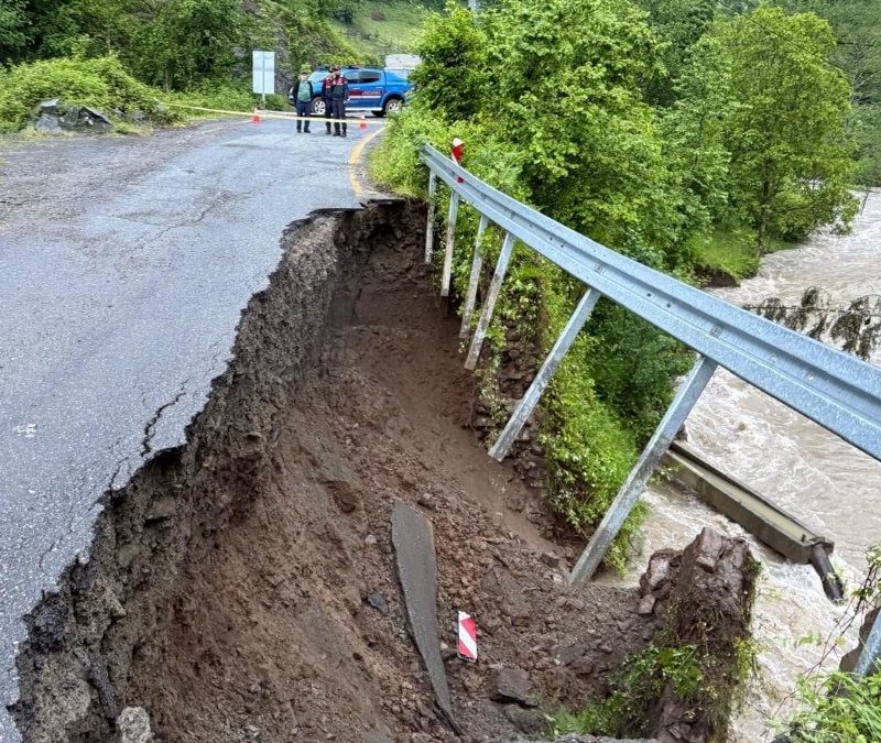 Artvin'de sağanak sonrası dere taştı: 5 köyün yolu hasar gördü
