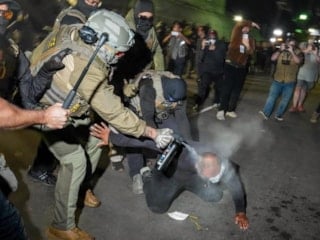 ABD'de göçmenlerin protestolarına sert müdahale: Polis şiddeti kamerada