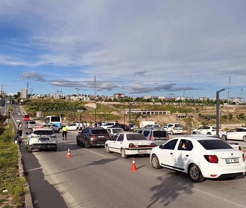 Adıyaman'da otomobil ile minibüs çarpıştı: 1 yaralı