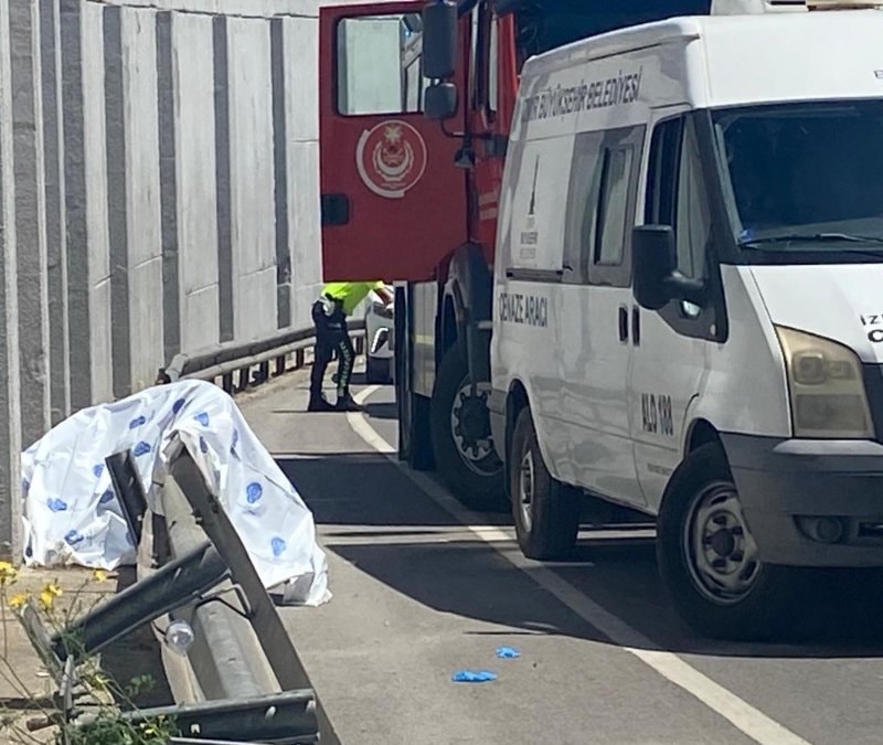 İzmir'de demir bariyere çarpan motosikletin sürücüsü hayatını kaybetti