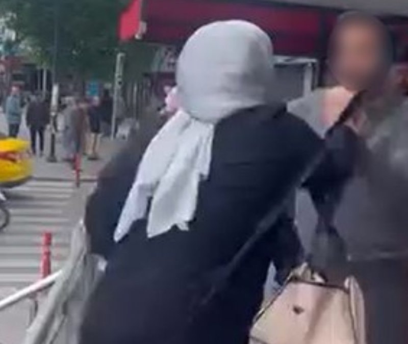 İstanbul'da kocasıyla ilişkisi olduğunu söyledi: Genç kızı defalarca bıçakladı