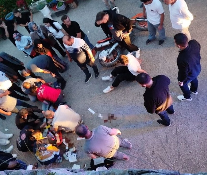 Sakarya'da motosikletli, sollama yaparken istinat duvarından düştü