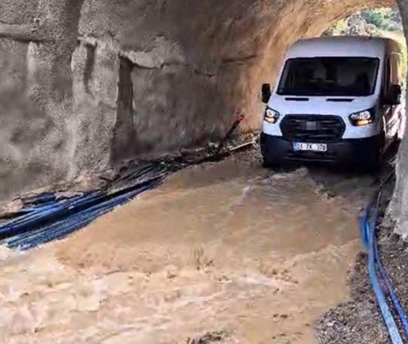 Gaziantep'te su dolan alt geçitte mahsur kalan aile kurtarıldı