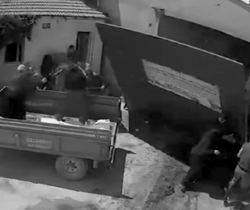 Isparta'da kurbanlık boğa demir kapıyı devirdi