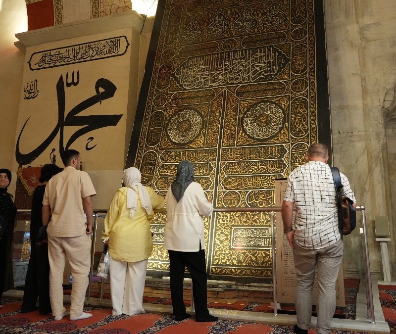 Bayram'da Edirne'ye akın: Eski Cami'de Kabe taşı ve örtüsüne büyük ilgi