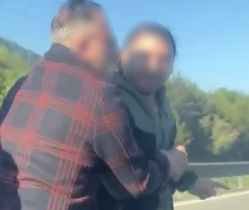 Bayram yolunda maganda dehşeti: Ailenin yolunu kesip sürücüye saldırdı