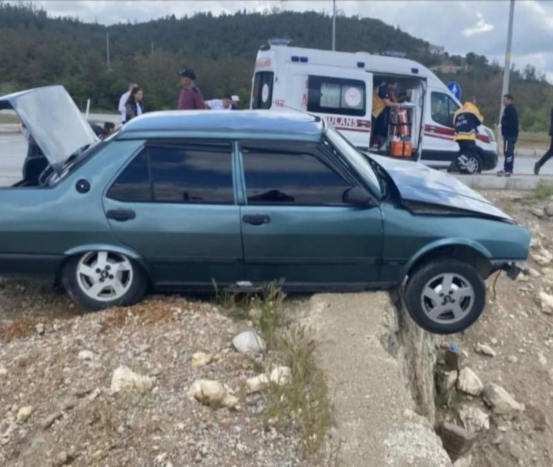Kütahya'da kavşakta iki araç çarpıştı: 3 yaralı