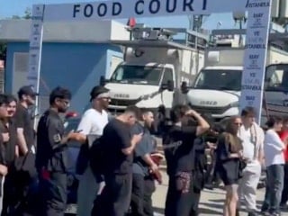 İstanbul'da Kanye West çorapları için 2,5 kilometrelik kuyruk