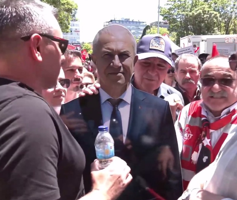 Alanya Belediye Başkanı, Özgür Özel'in mitingine maketini yolladı