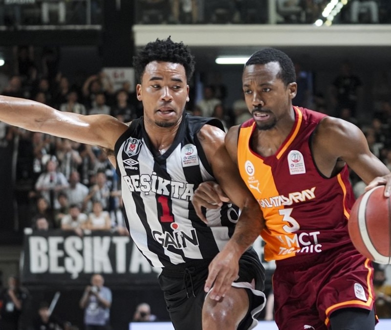 Beşiktaş pota derbisinde Galatasaray'ı devirdi