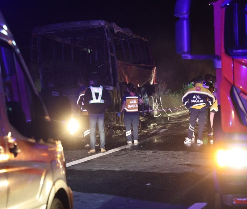 Denizli'de bariyere çarpan otobüs yandı: 3 ölü 20 yaralı