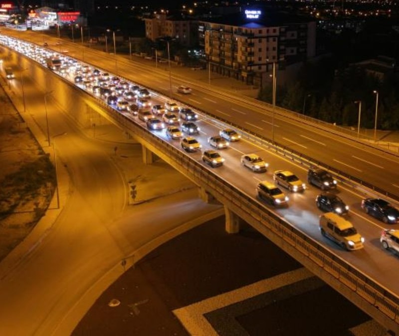 43 ilin geçiş noktası Kırıkkale'de gece saatlerinde yoğunluk zirve yaptı