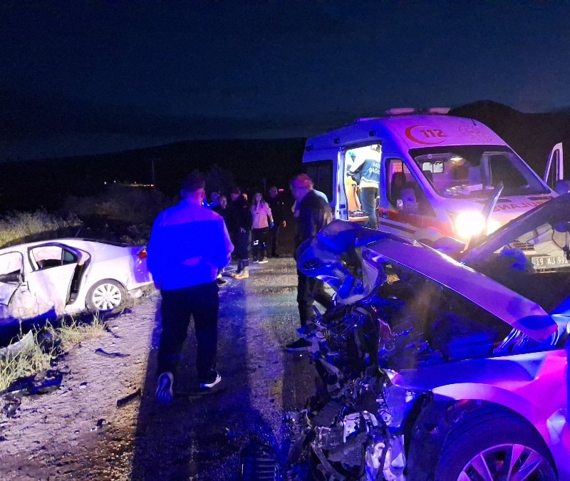 Çorum'da 2 otomobil çarpıştı: 3'ü ağır 7 yaralı