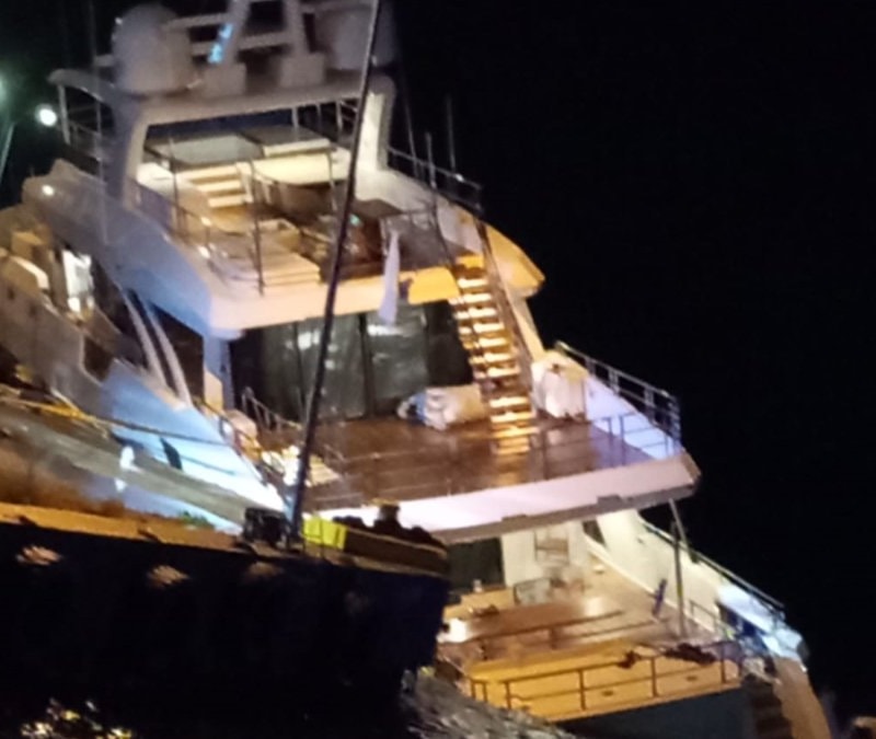 Sinop'ta su alarak yan yatan lük yatta mahsur kalan 6 kişi kurtarıldı