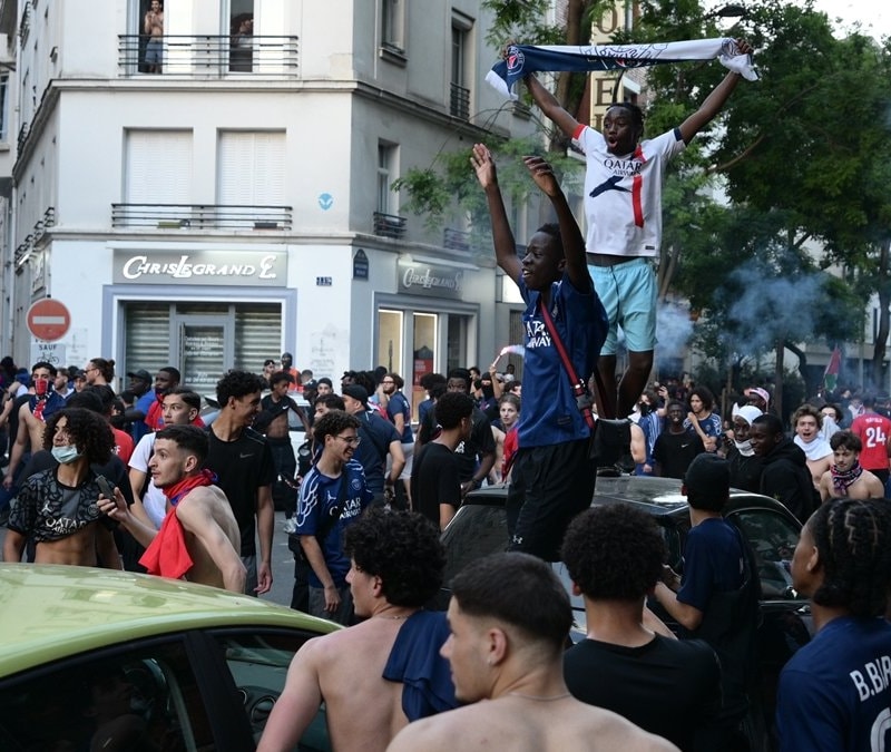 Paris'te mağaza yağmalayanların çoğu turist ve göçmen çıktı