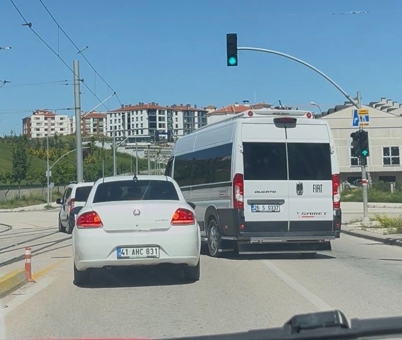 Eskişehir'de servis aracını otomobilin üzerine sürdü