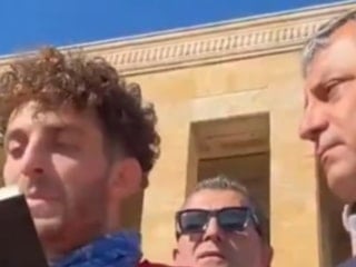 Özgür Özel ile Nutuk okuyan genç arasında bacak polemiği