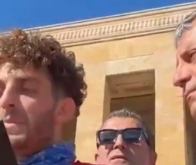 Anıtkabir'de Gençliğe Hitabe: Özel ile genç arasında bacak anlaşmazlığı