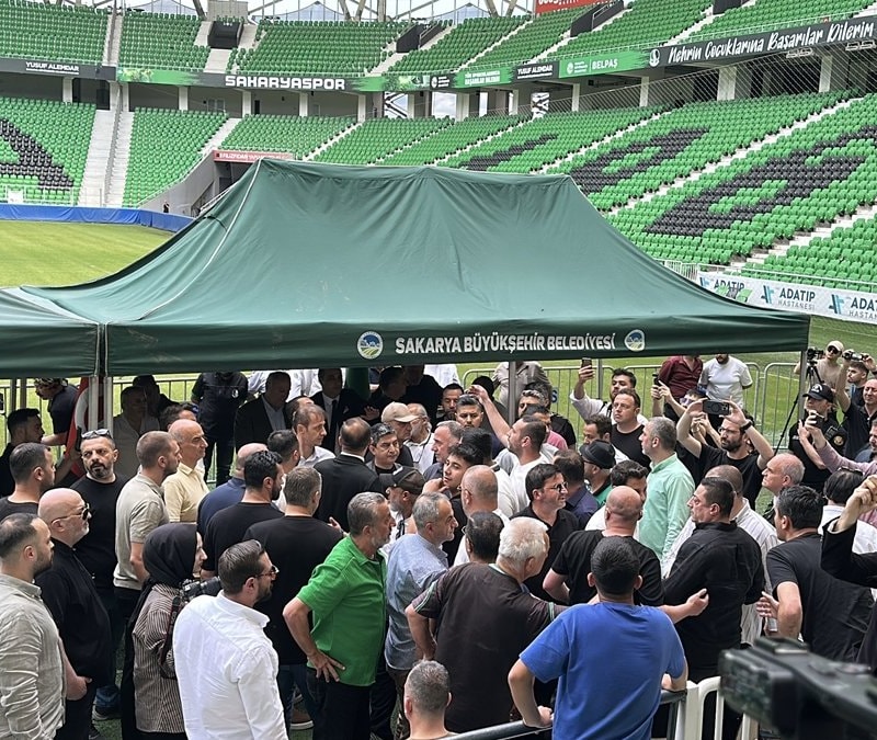 Sakaryaspor'un olağan genel kurulu gerginlik nedeniyle ertelendi!