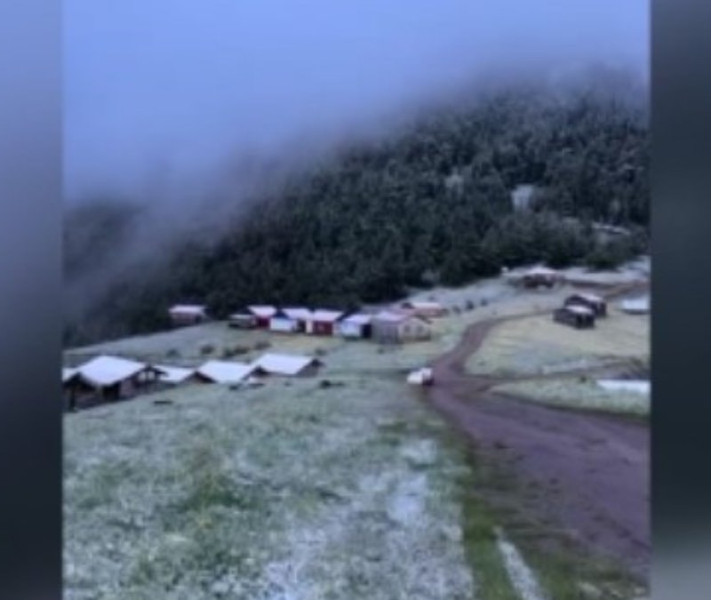 Kastamonu'da aynı günde iki mevsim: Sahilde deniz, yayla kar keyfi