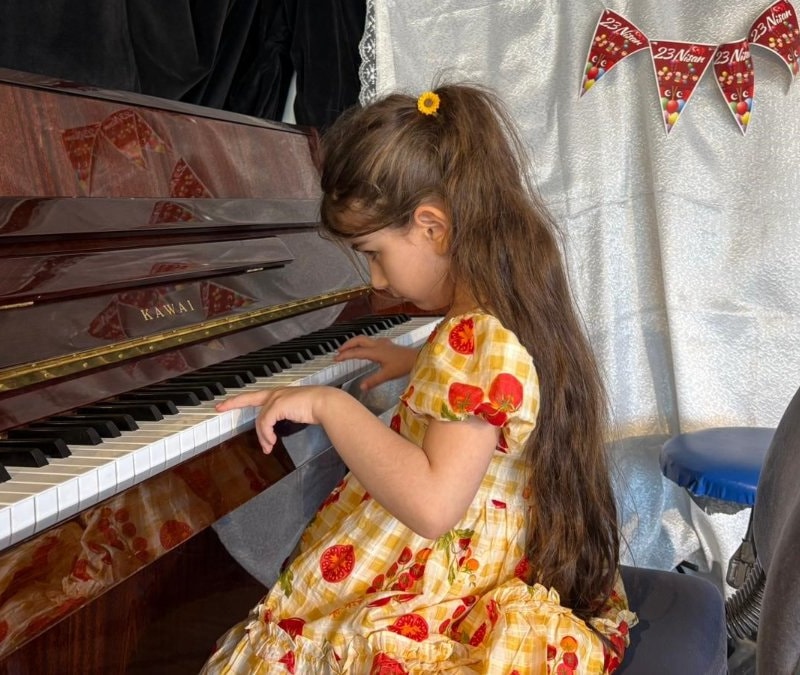 Ankara'da 6 yaşındaki görme engelli Nil, 10 farklı enstrüman çalabiliyor