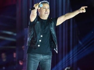 Haluk Levent, konser sırasında rahatsızlandı